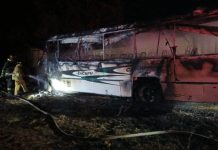 Se incendia camión del transporte público en Zacapu; no hay lesionados