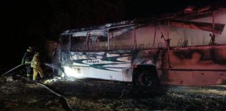 Se incendia camión del transporte público en Zacapu; no hay lesionados