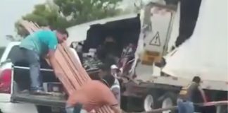 #VIDEO // ¡No perdonaron nada! Rapiña descontrolada tras accidente de tráiler en la carretera Villahermosa-Frontera