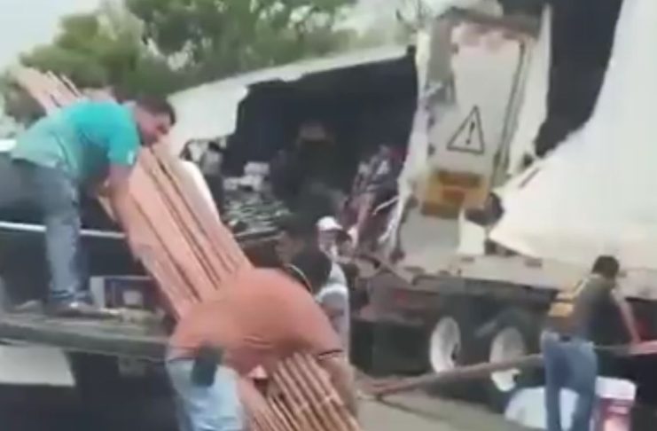 #VIDEO // ¡No perdonaron nada! Rapiña descontrolada tras accidente de tráiler en la carretera Villahermosa-Frontera