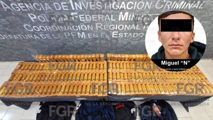 Agentes federales aseguran cajas con 189 botellas de cocaína líquida en el área de rayos X del Aeropuerto de Monterrey.