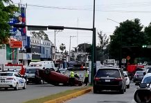 Vuelca auto en el Paseo de la Revolución de Uruapan