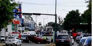 Vuelca auto en el Paseo de la Revolución de Uruapan