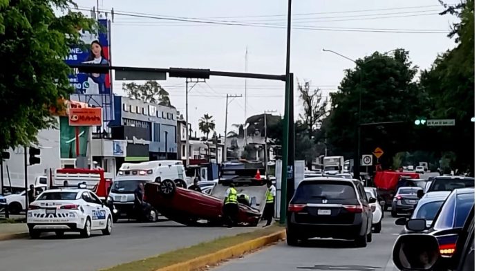 Vuelca auto en el Paseo de la Revolución de Uruapan