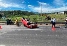 Vuelca camioneta sobre la carretera Morelia-Salamanca