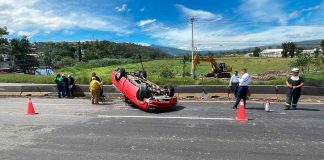 Vuelca camioneta sobre la carretera Morelia-Salamanca