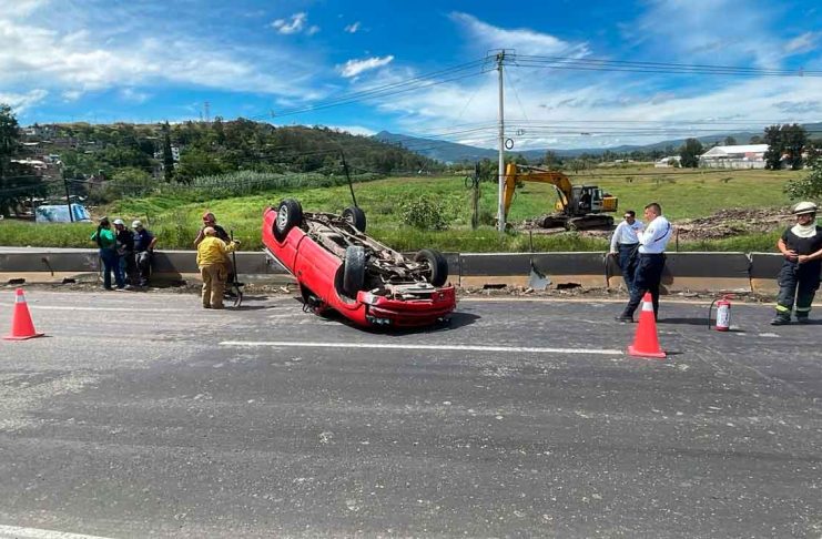 Vuelca camioneta sobre la carretera Morelia-Salamanca