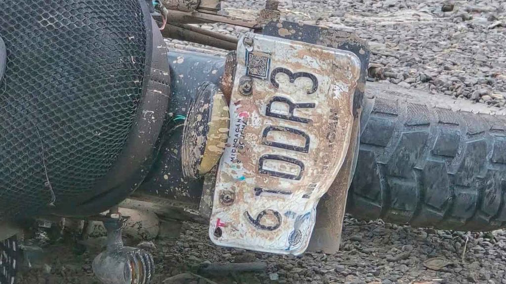 motocicleta tirada por el accidente donde se ven las placas