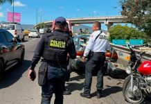 Se accidenta motociclista en el Libramiento Norte de Morelia Patrullas y ambulancias atendiendo el accidente de un motociclista sobre el puente del Libramiento Norte de Morelia.