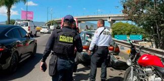 Se accidenta motociclista en el Libramiento Norte de Morelia Patrullas y ambulancias atendiendo el accidente de un motociclista sobre el puente del Libramiento Norte de Morelia.
