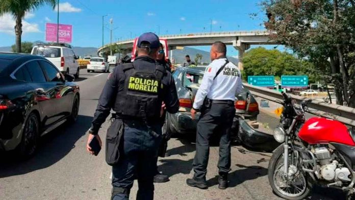 Patrullas y ambulancias atendiendo el accidente de un motociclista sobre el puente del Libramiento Norte de Morelia.