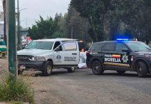 Motociclista sufre mortal accidente en el Libramiento Norte de Morelia Patrullas resguardan la escena de un accidente fatal de un motociclista sobre el Libramiento Norte a la altura de la colonia El Realito en Morelia.