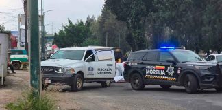 Motociclista sufre mortal accidente en el Libramiento Norte de Morelia Patrullas resguardan la escena de un accidente fatal de un motociclista sobre el Libramiento Norte a la altura de la colonia El Realito en Morelia.