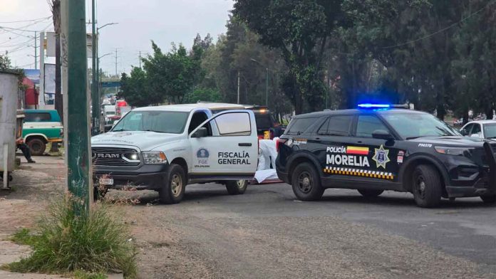 Patrullas resguardan la escena de un accidente fatal de un motociclista sobre el Libramiento Norte a la altura de la colonia El Realito en Morelia.