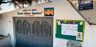 Acusan a intendente de kínder de presuntos delitos contra menores; madres denuncian encubrimiento Padres de familia manifestándose y exigiendo justicia a las afueras de un preescolar en Morelia tras denuncias de abuso.