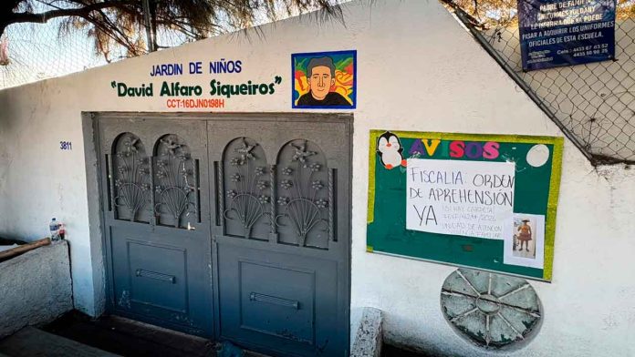 Padres de familia manifestándose y exigiendo justicia a las afueras de un preescolar en Morelia tras denuncias de abuso.
