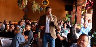 Somos más los que queremos la paz: Alfonso Martínez Alcázar Alfonso Martínez Alcázar durante su encuentro con liderazgos políticos en el municipio de Lagunillas para exigir paz y seguridad en Michoacán.
