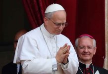El Vaticano pide rezar por la salud del Papa León XIV Papa León XIV rezando por su salud
