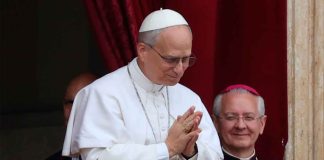 Los médicos confirman que el Papa León XIV tiene cáncer de pulmón Papa León XIV rezando por su salud