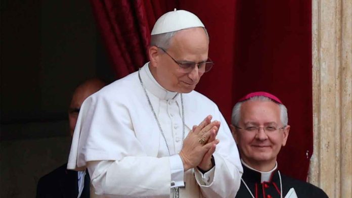arzobispo-oraciones-cirugia-salud-recuperacion-papa-leon Papa León XIV rezando por su salud