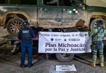 Aseguran armas y vehículos con insignias de grupo delictivo en Zinapécuaro e Indaparapeo Armamento y vehículos con insignias de un grupo delictivo asegurados por autoridades en Zinapécuaro e Indaparapeo.