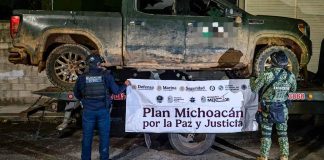 Aseguran armas y vehículos con insignias de grupo delictivo en Zinapécuaro e Indaparapeo Armamento y vehículos con insignias de un grupo delictivo asegurados por autoridades en Zinapécuaro e Indaparapeo.