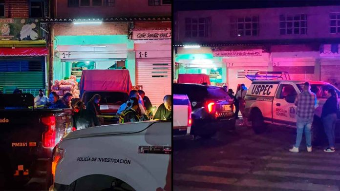 Patrullas municipales acordonan la calle Sandía tras el asesinato a balazos de un comerciante en la Central de Abastos de Morelia, Michoacán.