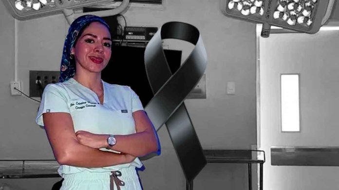 Patrullas de la policía acordonan el fraccionamiento Santa Cecilia tras el asesinato a puñaladas de la doctora Cristina Ramos en Coatzacoalcos.