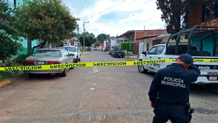 Acordonamiento policial en la calle Camino Viejo a Zumpimito de Uruapan tras un ataque armado.