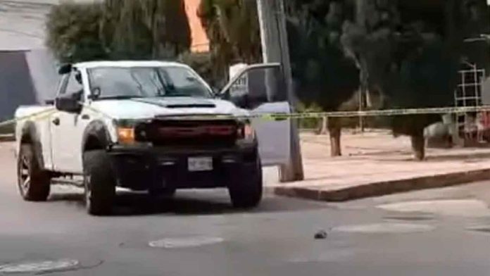 Patrullas de policía acordonan la calle Ignacio Allende tras el ataque armado contra una camioneta blanca en la colonia Zacuauhtitla de Coacalco.