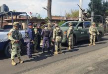 Matan a dos hombres en taller mecánico de Queréndaro; hay un herido Acordonamiento policial en el centro de Queréndaro tras el asesinato de dos hombres en un taller mecánico.