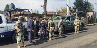 Matan a dos hombres en taller mecánico de Queréndaro; hay un herido Acordonamiento policial en el centro de Queréndaro tras el asesinato de dos hombres en un taller mecánico.