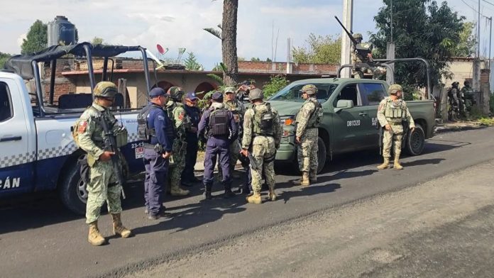 Acordonamiento policial en el centro de Queréndaro tras el asesinato de dos hombres en un taller mecánico.