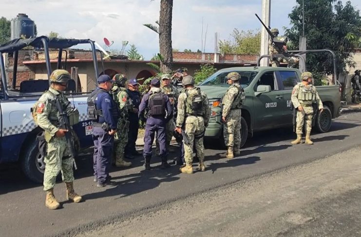 Matan a dos hombres en taller mecánico de Queréndaro; hay un herido Acordonamiento policial en el centro de Queréndaro tras el asesinato de dos hombres en un taller mecánico.