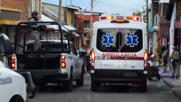 Movilización policial en el barrio de San Juan Quemado en Uruapan tras el ataque a balazos contra una joven mujer.