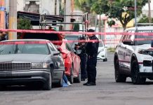 Asesinan a comerciante en tianguis de Bosques de San Sebastián, Puebla Patrullas de la policía municipal acordonan con cinta amarilla la calle 3-E tras el ataque a un comerciante en Bosques de San Sebastián, Puebla.