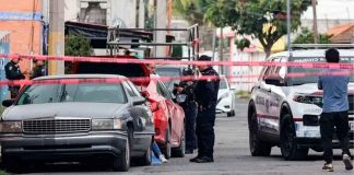 Asesinan a comerciante en tianguis de Bosques de San Sebastián, Puebla Patrullas de la policía municipal acordonan con cinta amarilla la calle 3-E tras el ataque a un comerciante en Bosques de San Sebastián, Puebla.