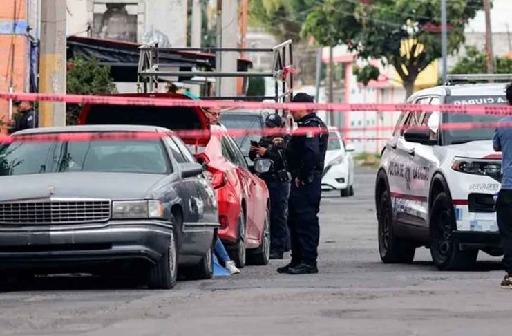 Asesinan a comerciante en tianguis de Bosques de San Sebastián, Puebla Patrullas de la policía municipal acordonan con cinta amarilla la calle 3-E tras el ataque a un comerciante en Bosques de San Sebastián, Puebla.