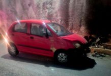 Auti choca contra muro en túnel del Distribuidor Vial de Salida a Salamanca, en Morelia Auto compacto rojo accidentado contra el muro de un túnel en el Distribuidor Vial Salida a Salamanca, en Morelia.