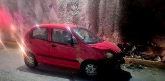 Auti choca contra muro en túnel del Distribuidor Vial de Salida a Salamanca, en Morelia Auto compacto rojo accidentado contra el muro de un túnel en el Distribuidor Vial Salida a Salamanca, en Morelia.