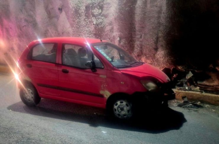 Auti choca contra muro en túnel del Distribuidor Vial de Salida a Salamanca, en Morelia Auto compacto rojo accidentado contra el muro de un túnel en el Distribuidor Vial Salida a Salamanca, en Morelia.