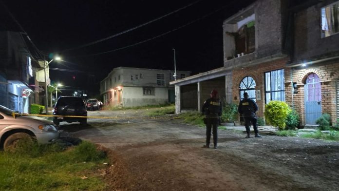 Acordonamiento policial en la colonia La Palma de Morelia tras el ataque a balazos contra dos jóvenes.