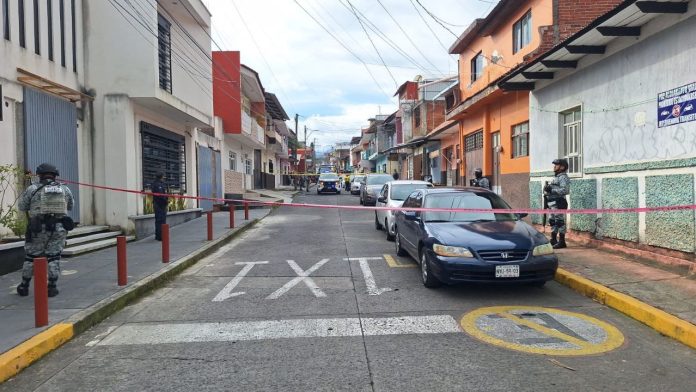 Fuerte movilización policial tras el ataque a balazos contra un joven en el Barrio de San Juan Quemado en Uruapan.