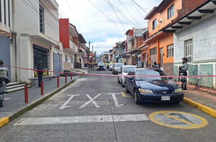 Empistolados balean a un joven frente a su casa, en el Barrio de San Juan Quemado Fuerte movilización policial tras el ataque a balazos contra un joven en el Barrio de San Juan Quemado en Uruapan.