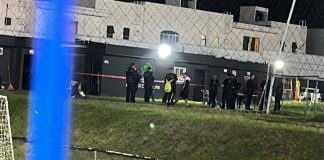 Balean a vendedores de elotes en Zapopan; indagan nexo con ‘Los Erres’ Movilización tras el ataque a balazos contra dos vendedores de elotes en unas canchas de fútbol de Zapopan, Jalisco.