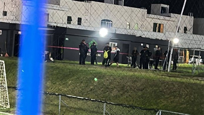 Movilización tras el ataque a balazos contra dos vendedores de elotes en unas canchas de fútbol de Zapopan, Jalisco.