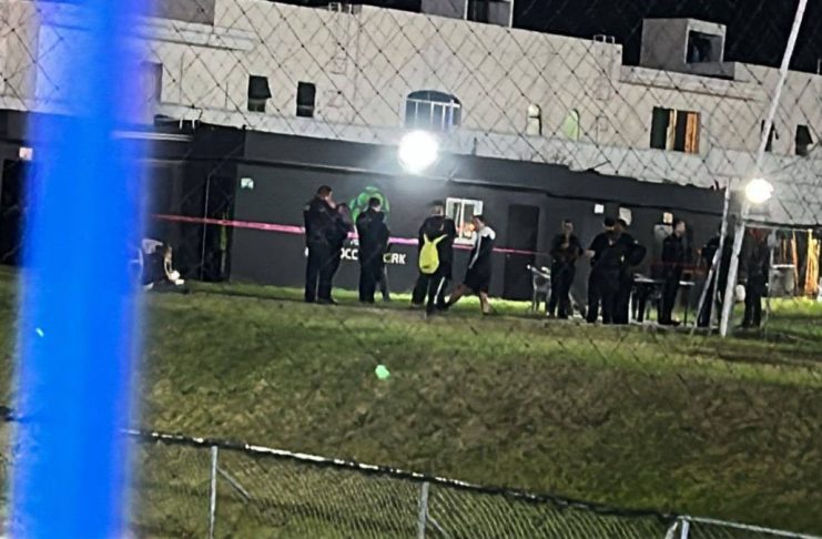 Balean a vendedores de elotes en Zapopan; indagan nexo con ‘Los Erres’ Movilización tras el ataque a balazos contra dos vendedores de elotes en unas canchas de fútbol de Zapopan, Jalisco.
