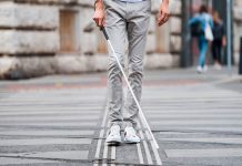 Bastón blanco: qué significa y cómo ayudar a una persona con discapacidad visual