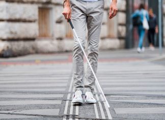 Bastón blanco: qué significa y cómo ayudar a una persona con discapacidad visual