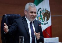 Bedolla, gran impulsor en la defensa y protección de productos regionales: especialistas El gobernador Alfredo Ramírez Bedolla durante el conversatorio sobre marcas colectivas e indicaciones geográficas.